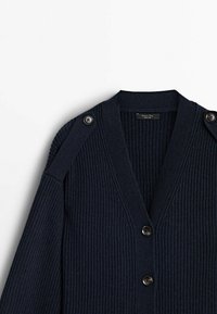 Cardigan en maille côtelée marine avec un col en V, comportant quatre boutons à l'avant et deux boutons décoratifs supplémentaires sur les épaules.