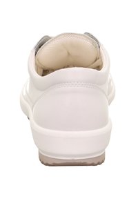 Weiße Leder-Sneaker mit glatter Oberfläche, gepolstertem Kragen und Gummisohle. Die Rückansicht hebt die abgerundete Form und das minimalistische Design hervor.