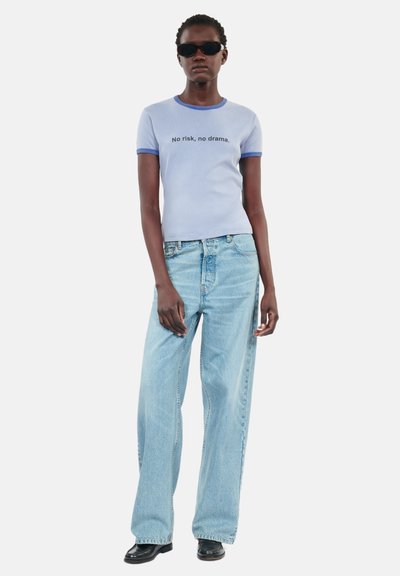 The Kooples SÉRI NO RISK MANCHES COURTES - Camiseta estampada - stone blue