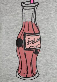 Czerwona butelka napoju gazowanego na szarym T-shircie, z czarnym konturem, różową etykietą z napisem "soda" i różową słomką.