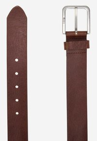 Bruine leren riem met een gladde textuur, voorzien van vijf gaten voor aanpassing en een rechthoekige zilveren metalen gesp.