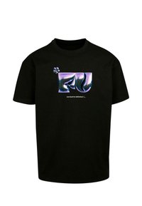 Sort bomulds t-shirt med et farverigt grafisk design med blomsterakcent og tekst der siger "se ryggen for definition" nær halsudskæringen.