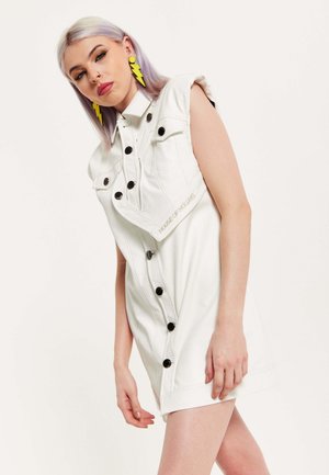 HOUSE OF HOLLAND DRESSES ROCKER FAUX LEATHER TWIST BUTTON DRESS - Shirt dress - white
