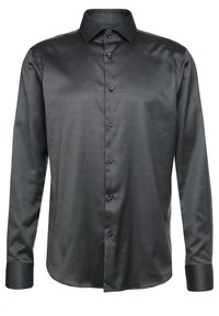 Camicia nera a maniche lunghe in tessuto satinato, con colletto a punta, sei bottoni frontali e polsini con bottone. Texture liscia.