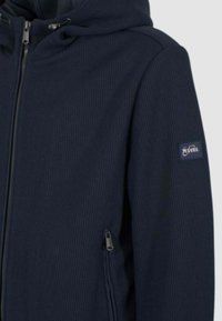 Giacca con cappuccio di colore blu navy con texture a coste, dotata di chiusura frontale a zip e tasche laterali, accentuata da un piccolo logo ricamato sulla manica.
