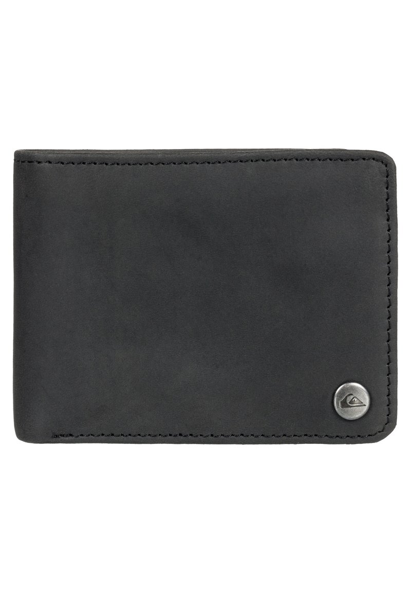 Billetera de cuero negro con una textura suave, forma rectangular, costuras visibles y un pequeño acento metálico de logo en la esquina inferior.