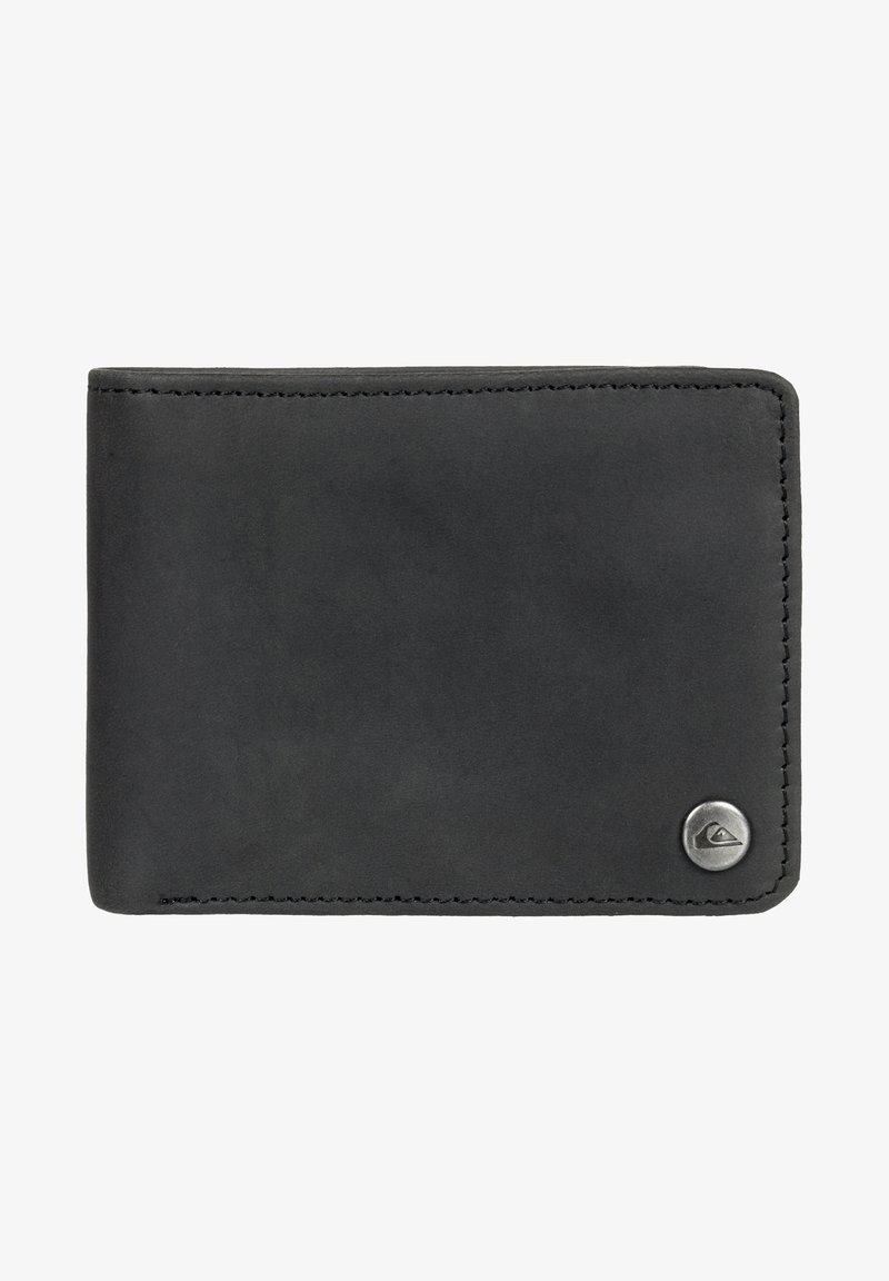 Portafoglio in pelle nera con texture liscia, forma rettangolare, cuciture visibili e un piccolo logo metallico accentato nell'angolo in basso.