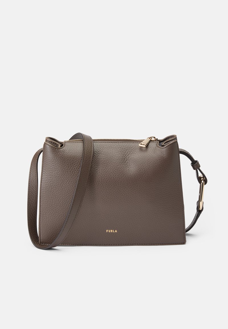 Hnědá kožená crossbody taška s texturovaným povrchem, zipovým uzávěrem, nastavitelným popruhem a zlatými kovovými doplňky. Na tašce je zlaté logo značky.