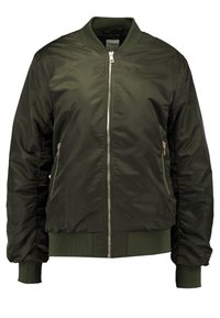 Giacca bomber verde oliva realizzata in materiale liscio e lucido. Presenta chiusura con zip, due tasche laterali con zip e polsini e orlo a costine.