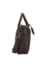 Bolso de cuero marrón con dos cremalleras, un asa superior y una correa de hombro ajustable. Presenta una forma rectangular y una textura suave.