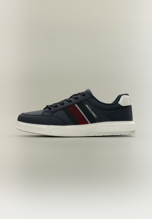 Schwarzer Sneaker mit niedrigem Schaft, weißer Sohle, roten und schwarzen Seitenstreifen, Schnürdesign und weißer Fersenlasche.