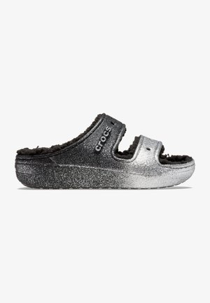Sandali a scivolo neri e argento glitterati con foderatura nera pelosa, design aperto sulla punta e una suola spessa e texturizzata. Presenta il logo Crocs.