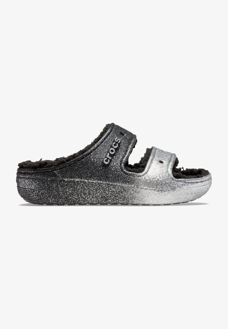 Sandali a scivolo neri e argento glitterati con foderatura nera pelosa, design aperto sulla punta e una suola spessa e texturizzata. Presenta il logo Crocs.