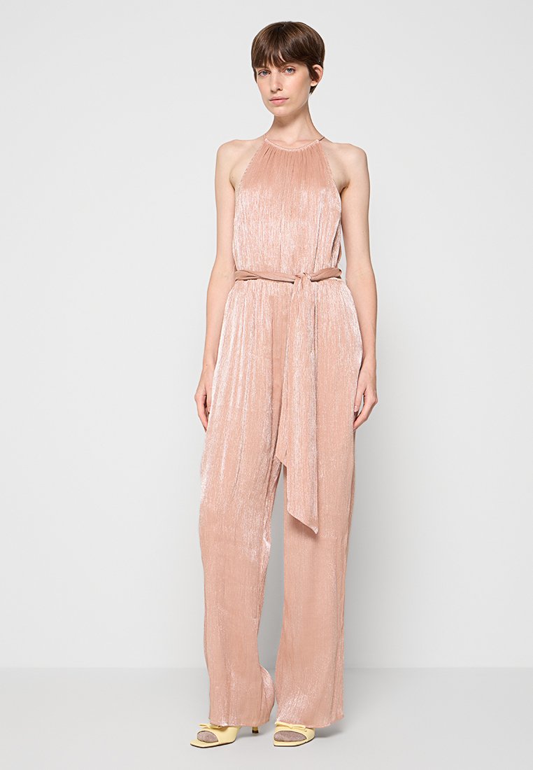 Blush-pink Overall mit Halterneck, plissierter Textur und passendem Gürtel in der Taille. Verfügt über weite Beine und einen dezenten Schimmer.