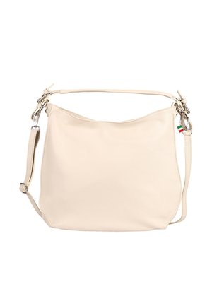 Leren handtas in zacht beige, met een gebogen silhouet, verstelbare schouderriem en metalen accenten met een vlagdetail.