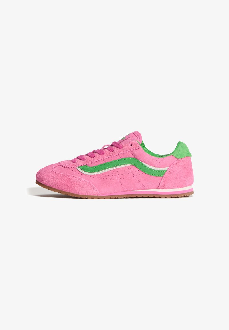 Roze suède sneaker met groene rand en geperforeerde details. De rubberen zool is lichtbruin van kleur en heeft een slank profiel.