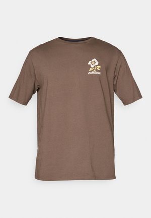 Tricou din bumbac brun, cu mâneci scurte, guler în formă de cerc și un logo floral pe pieptul stâng. Fustă dreaptă și textură moale.