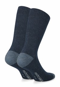 Granatowe skarpetki wykonane z miękkiego materiału, z ciemniejszym piętą i palcem, żebrowanym mankietem oraz białym logo na podeszwie.