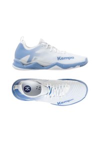 Weiße Sportschuhe mit hellblauen Akzenten, Obermaterial aus Mesh für Atmungsaktivität, Gummisohle und "Kempa"-Logo an der Seite. Flache Schnürsenkel.
