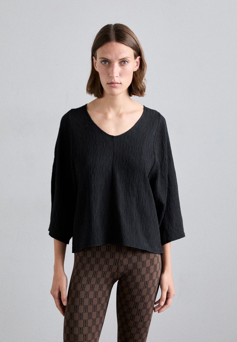 By Malene Birger - CALYAS - Bluse - black, Forstør