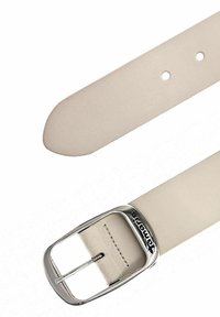 Beiger Ledergürtel mit silberner rechteckiger Schnalle, auf der "Tommy's" eingraviert ist, und mehreren Einstelllöchern.