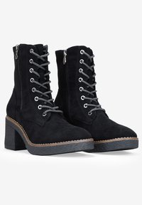 Stivaletti neri in suede con tacco a blocco, hardware in argento e lacci a contrasto. Zip laterale per una facile calzata e suola testurizzata.