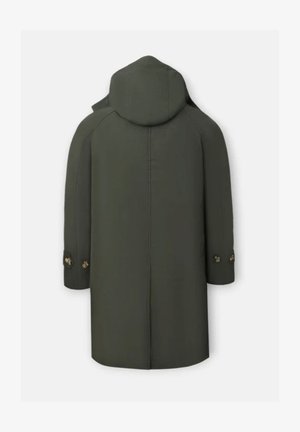 Abrigo verde oliva, impermeable, con capucha, mangas largas y acentos de puños abotonados. Diseño elegante y minimalista con corte recto.