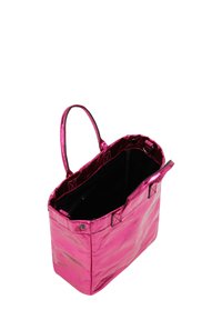 Metalen roze totebag met twee handvatten, gestructureerd ontwerp en zwarte binnenkant. Bevat een glanzende textuur en een open bovenkant met drukknoopsluitingen.