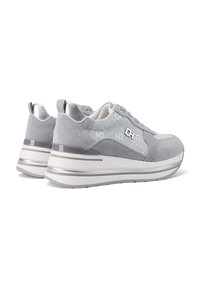 Sneakers in suede grigio con un design leggero, caratterizzati da una suola bianca spessa, accenti argentati e dettagli a motivo discreti sulla parte superiore.
