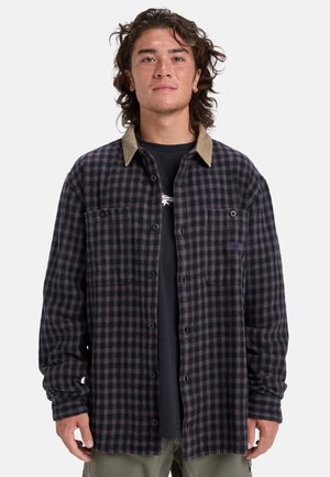 Geruit flanellen shirt in donkergrijs en bordeauxrood, met een beige kraag. Voorzien van knoopsluiting, twee borstzakken en een klein logopatch.