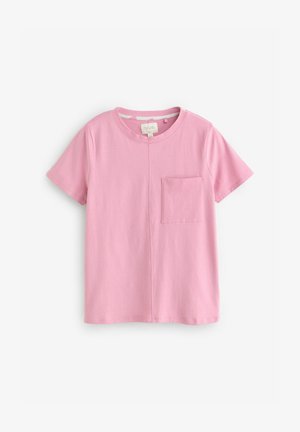 Růžové bavlněné tričko s krátkým rukávem, kulatým výstřihem a kapsou na prsou. Materiál je hladký, má ležérní střih a minimum švů.