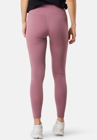Lysende pink leggings lavet af strækbart stof, med høj talje og ankel-længde design. Enkel, glat tekstur uden synlige mønstre.