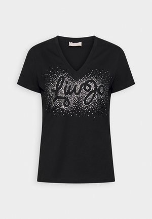 Sort V-hals T-shirt med korte ærmer, dekoreret med sølvnitter, der danner ordet "kærlighed" på tværs af brystet.