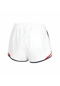 Weiße Sportshorts mit elastischem Bund, ausgestattet mit einer Gesäßtasche und einem schwarz-roten Akzentstreifen entlang des Saums. Glatte Textur.