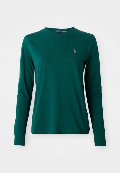 Ciemnozielona, długosleeve, koszulka z okrągłym dekoltem z małym, fioletowym haftowanym logo konia po lewej stronie klatki piersiowej, prezentowana na białym tle.