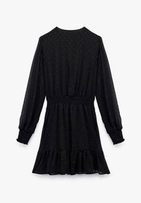 Schwarzes Kleid mit langen Ärmeln, smockiertem Bund, gerafftem Saum und strukturierter Stoff mit subtilen Mustern.