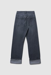 Jeans in denim scuro con una vestibilità rilassata, caratterizzati da un orlo arrotolato, due tasche posteriori e cuciture a vista. Tessuto testurizzato con sbiadimento minimo.