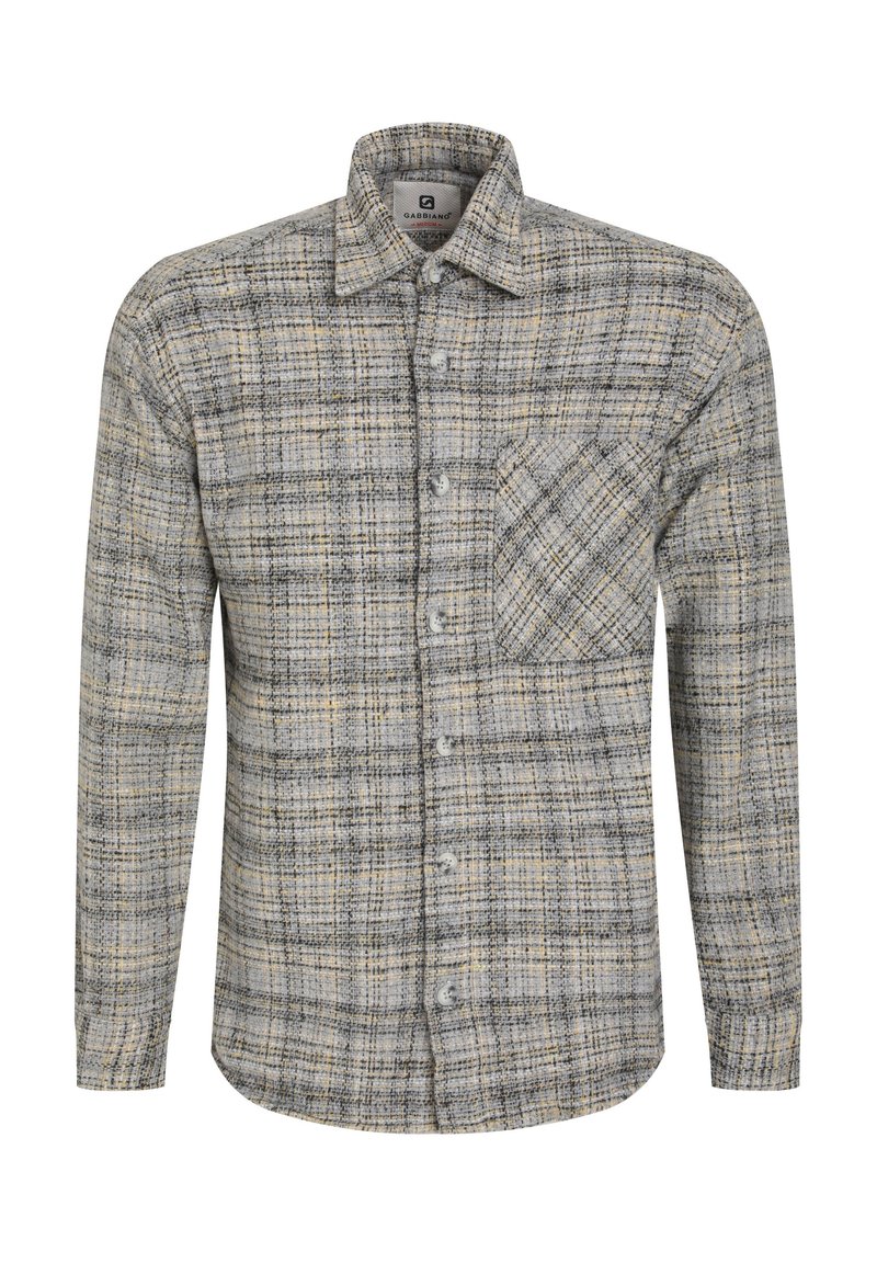Camisa de franela de botones en cuadro gris, amarillo y negro, con mangas largas, un bolsillo en el pecho y un cuello clásico.