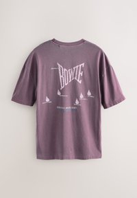 Paarse vervaagde T-shirt met de tekst "David Bowie Serious Moonlight Tour" en Canadese stadnamen verbonden door vlammenpictogrammen op de achterkant.