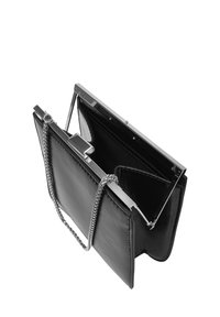 Schwarze Lederhandtasche mit metallischen Beschlägen. Verfügt über einen Kettenriemen, einen Schnappverschluss und eine glatte Textur, die ein elegantes Design zeigt.