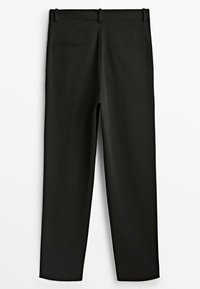 Svarta byxor i slät tyg, med klassisk snitt, raka ben, bälteshällor och två bakfickor utan synlig hårdvara.