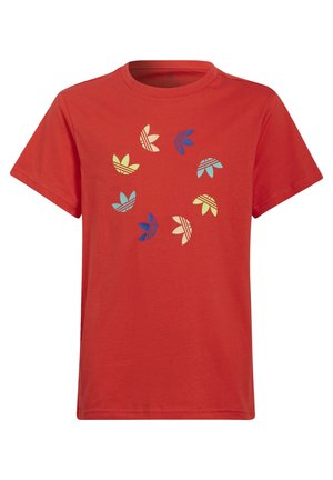 Rød t-shirt med korte ærmer og et cirkulært mønster af flerfarvede Adidas trefoil-logoer på forsiden.