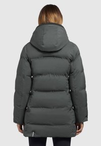 Cappotto puffer grigio scuro, dotato di cappuccio, design trapuntato e lunghezza fino a metà coscia. Texture liscia con un sottile dettaglio del logo sul collo.