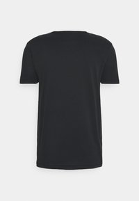 Svart bomullströja med korta ärmar, rund halsdesign, slät struktur och inga synliga mönster eller logotyper. Endast bakvy.