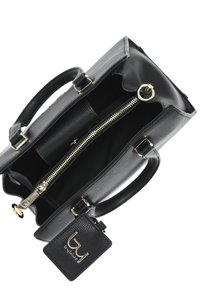 Zwarte leren handtas met gouden hardware, ritsafsluiting en gestructureerde buitenkant. Inclusief een merk sleutelhanger. Het interieur is ruim en niet gevoerd.