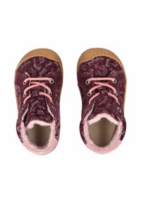 Botines de ante burdeos con cordones rosas, forro peludo y suela de goma color marrón claro. Presentan un patrón caprichoso de animales y estrellas.