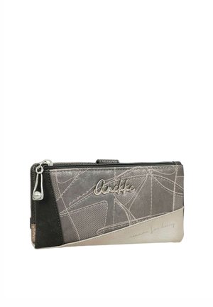 Cartera rectangular gris y beige con cremallera, decorada con patrones abstractos de líneas y un logo metálico "Anekke" en el frente.