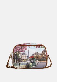 Borsa a tracolla marrone e bianca con scena parigina che presenta la Torre Eiffel, alberi e edifici vintage. Texture liscia con tracolla regolabile.