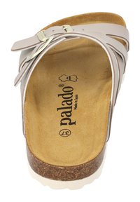 Sandale gris clair avec une semelle en liège, offrant un design à découpes, une bride ajustable et une semelle intérieure texturée avec le logo "palado".