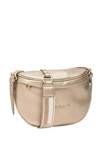 Metallic guld crossbody taske med en struktureret overflade, buet form og justerbar rem. Udstyret med et logo og en stribet detalje på remmen.